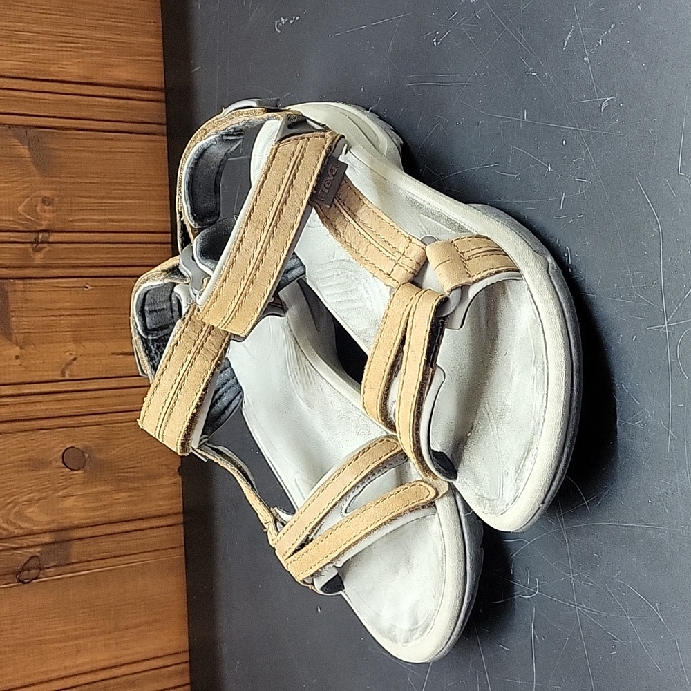 Teva woman Sandler size 6